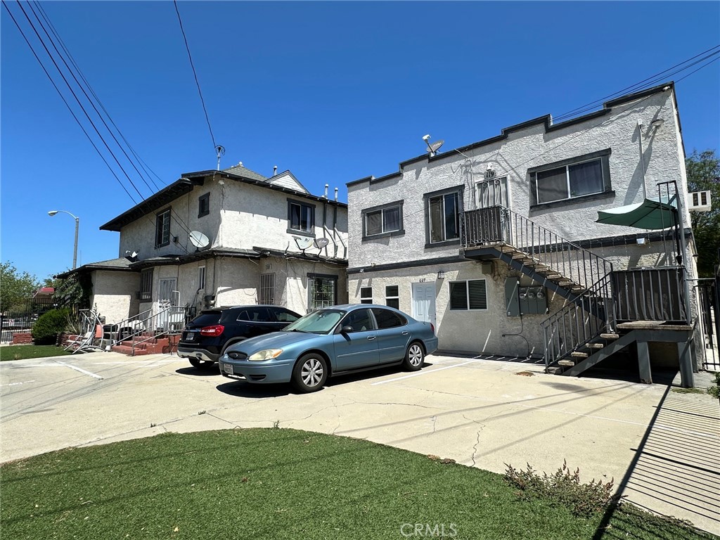 702 N Garey
