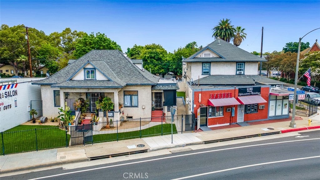 702 N Garey