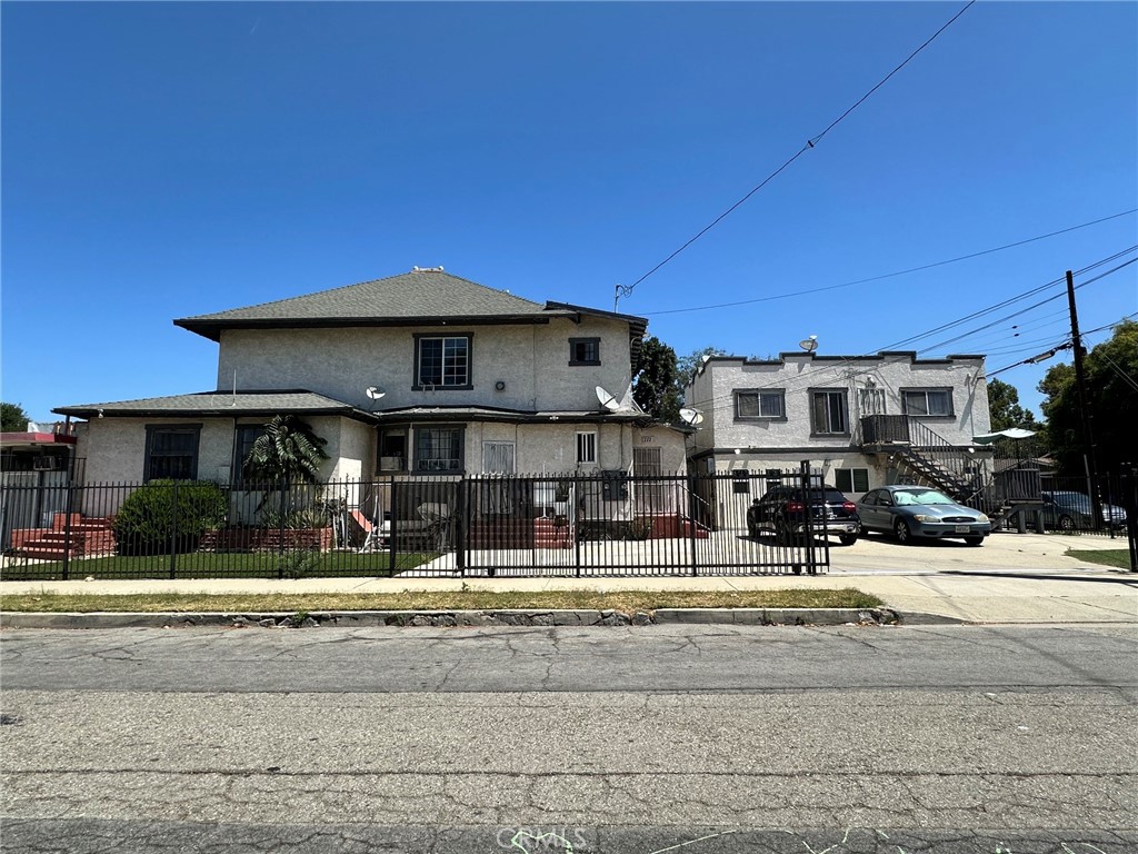 702 N Garey
