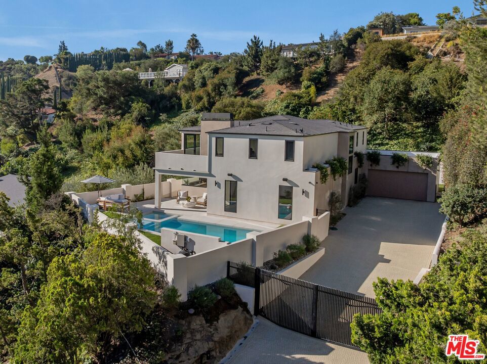 Photo of 8636 Edwin Drive, Los Angeles, CA 90046 (MLS # 26874825)