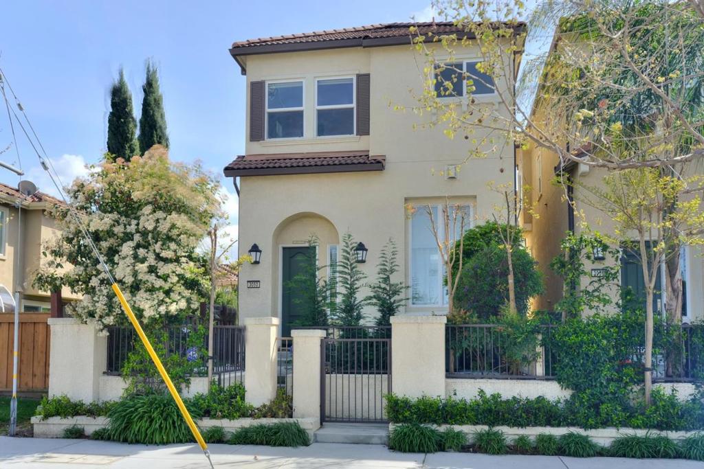 This stunning 9yr old home has no attached walls and is located near Santana Row, Valley Fair, dining & shopping, minutes away from Apple Campus 2 and easy access to 280, 17 & 880. Hardwood flooring, granite counters, stainless appliances and state-of-the-art quality upgrades throughout! Master bedroom features a spacious walk-in closet with cedar hardwood floors, master bath with dual vanity and soak-in tub. Water softener in the garage and filtration system in the kitchen for ready to drink clean water.