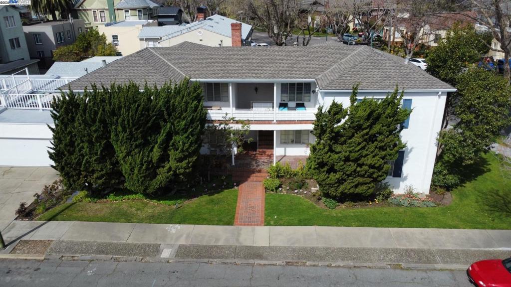 Classic well-maintained 4-plex blends classic charm with modern comforts. Each unit has approximately 1,000+ sq ft of living space al units are 1 bedrooms, 1 bathrooms with in unit laundry, a shared garage space and a personal storage closet. Also for sale is 1303 Paru St a nearly identical twin with similar floorplans and features. Located in the desirable bronze coast of Alameda the area features tree lines street, public transportation, nearby Franklin Park and local shops at Morton St. Station.