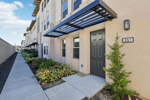 Photo of 951 Arrowleaf Place, San Jose, CA 95131 (MLS # ML82038018)