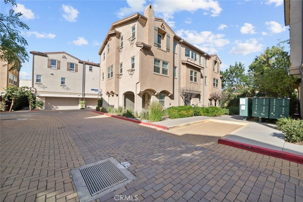 Photo of 7214 N Chestnut Ln, Van Nuys, CA 91405 (MLS # SR26022532)