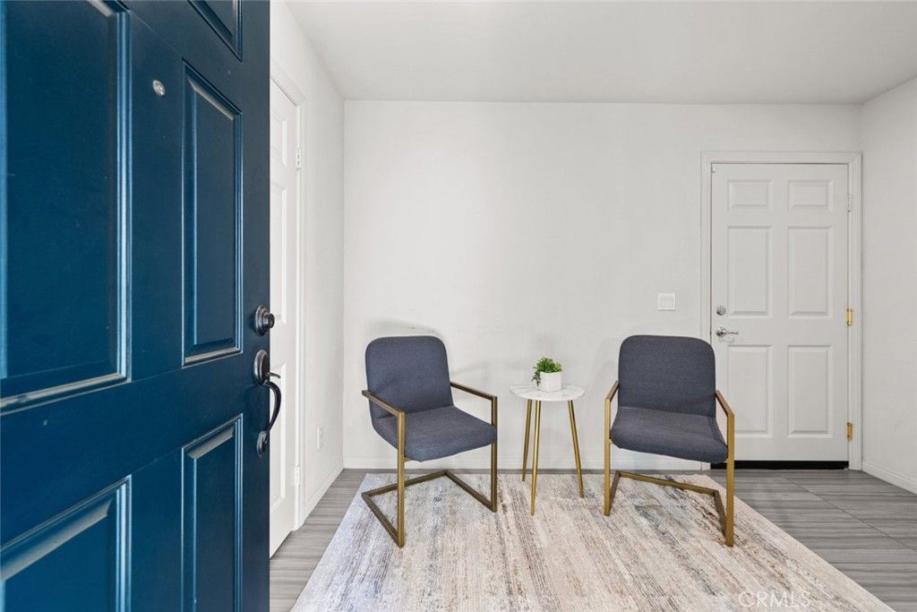 Photo of 7214 N Chestnut Ln, Van Nuys, CA 91405 (MLS # SR26022532)