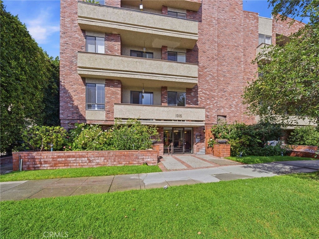 Photo of 1315 roxbury dr DR #204, Los Angeles, CA 90035 (MLS # SR26147925)