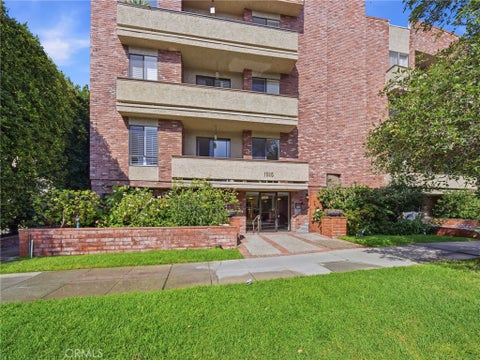 Photo of 1315 roxbury dr DR #204, Los Angeles, CA 90035 (MLS # SR26147925)