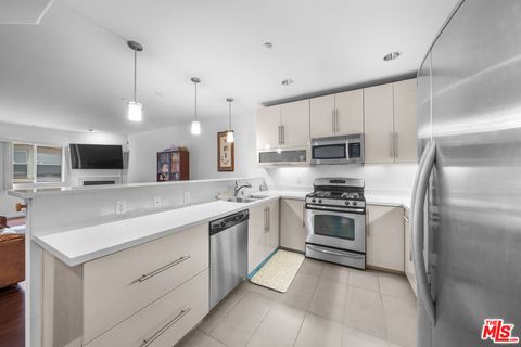 Photo of 733 S Manhattan Place #401, Los Angeles, CA 90005 (MLS # 26648863)