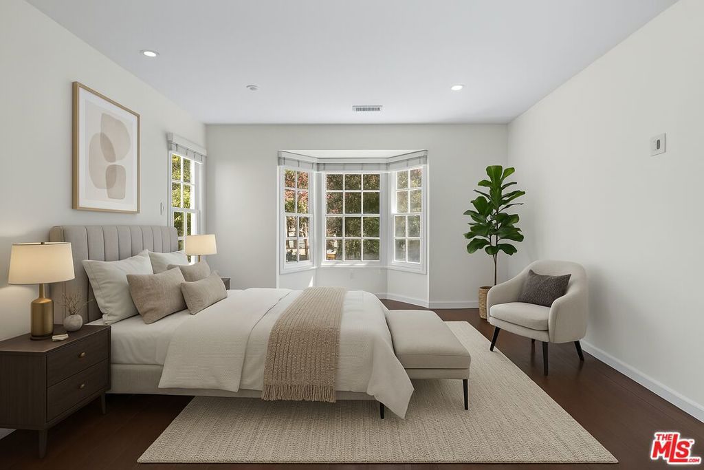 Photo of 191 S Gardner Street, Los Angeles, CA 90036 (MLS # 25612623)