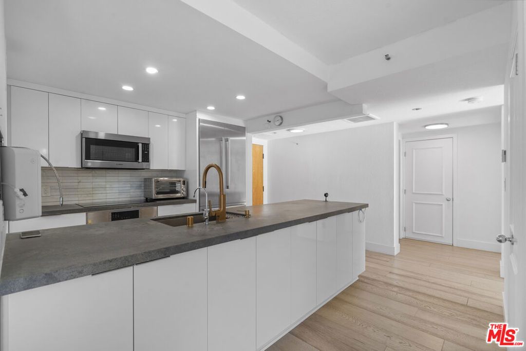 Photo of 600 W 9th Street #1214, Los Angeles, CA 90015 (MLS # 26637735)