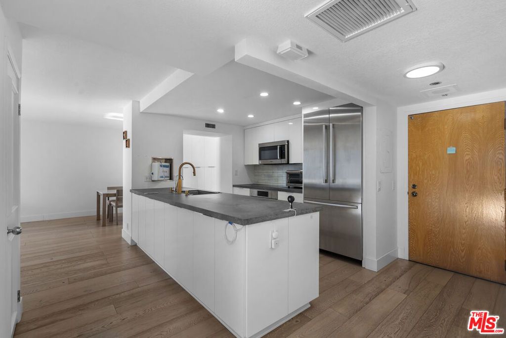 Photo of 600 W 9th Street #1214, Los Angeles, CA 90015 (MLS # 26637735)