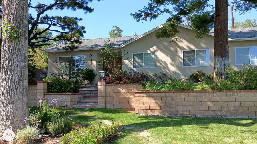 Single story home, 3 bedrooms, 2 bath. La Canada school district, close to schools. Laminate floors, AC, washer dryer. Oven, dishwasher and quartz counters. Modern kitchen and baths.