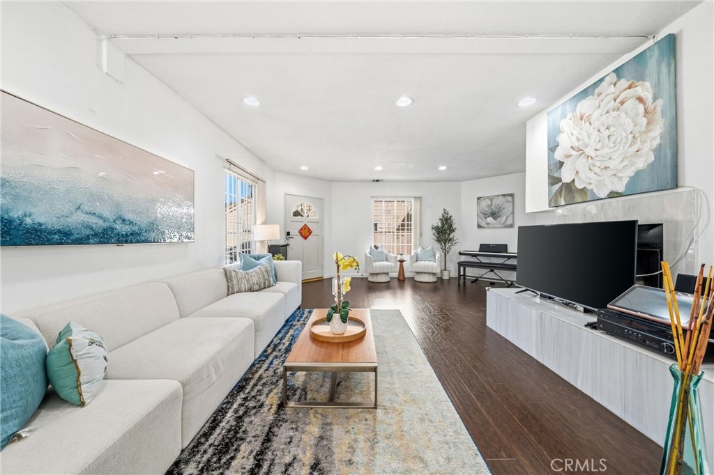 3819 1/2 Foster Avenue