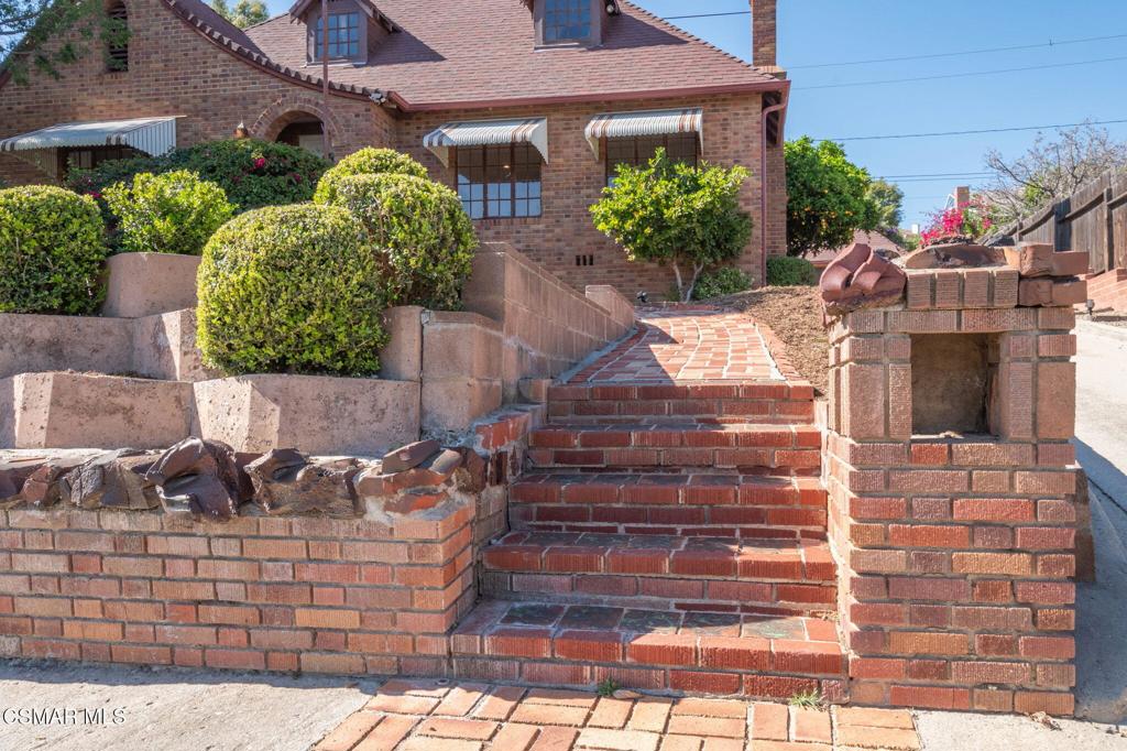 975 Loma Vista Place