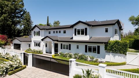 Photo of 20701 Dumont Street, Woodland Hills, CA 91364 (MLS # SR25235118)