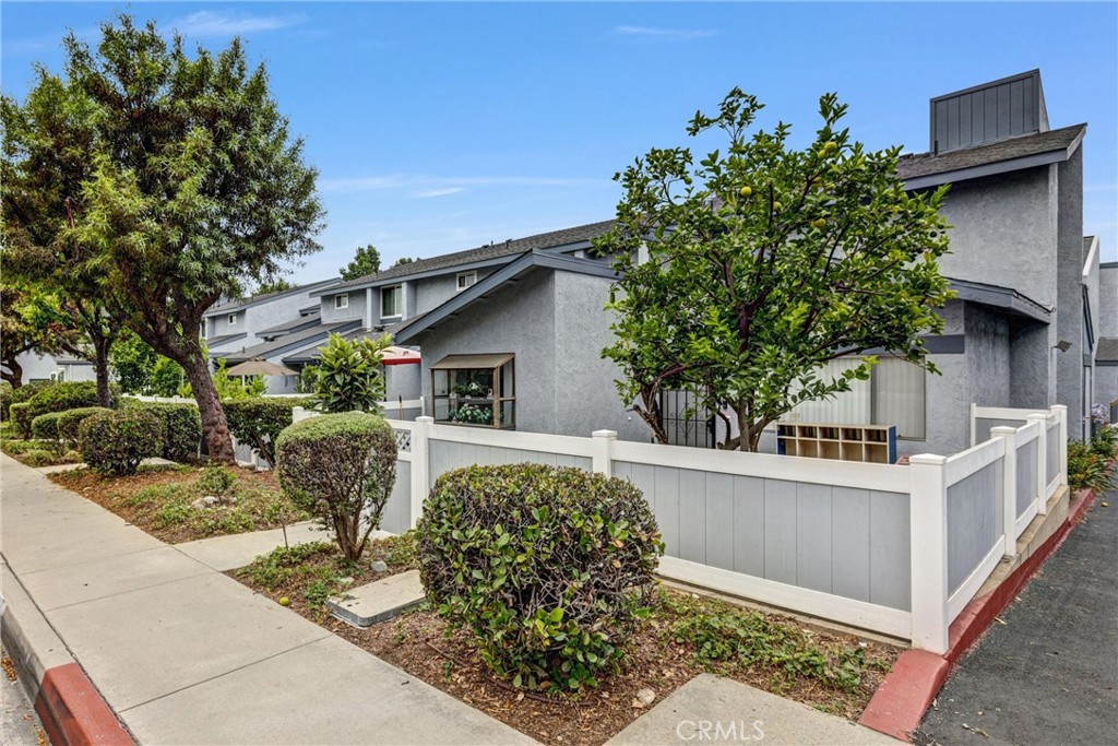 900 W Sierra Madre 44