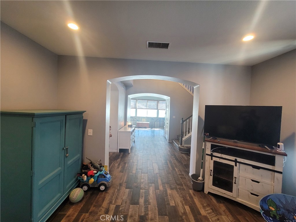3835 N Veronica Avenue