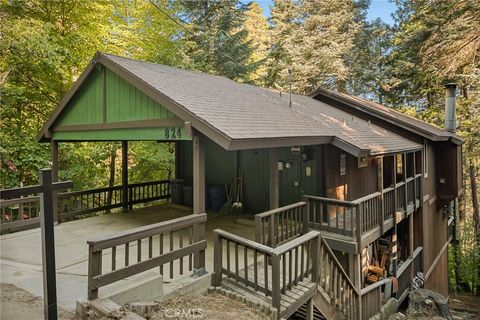 Photo of 824 Oakmont Lane, Lake Arrowhead, CA 92352 (MLS # IG25165468)