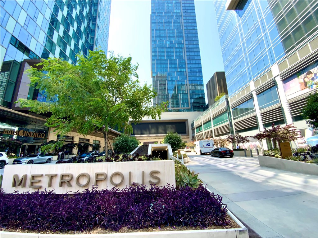Experience resort-style living at Metropolis Tower I. This luxurious contemporary condo, nestled in the vibrant heart of Downtown LA with easy access to USC, major freeways, and top attractions, offers a bright, open-concept floor plan with a walk-in closet, panoramic city views through large windows, and an extra storage area. Chef-caliber kitchens feature Bosch appliances, with HOA fees including 1G fiber optic internet, wifi, gas, water, and trash
Metropolis offers residents an abundance of exclusive indoor and outdoor amenities, including a clubhouse, a fitness center, yoga room, private cinema, and business center. Outdoor highlights feature a sky-deck with a pool, spa, private cabanas, BBQ area, and a dog-friendly Sky-park. Enjoy Hotel Indigo dining/room discounts. This Gensler-designed building boasts a 24/7 attended lobby, security, controlled access, and EV charging stations.