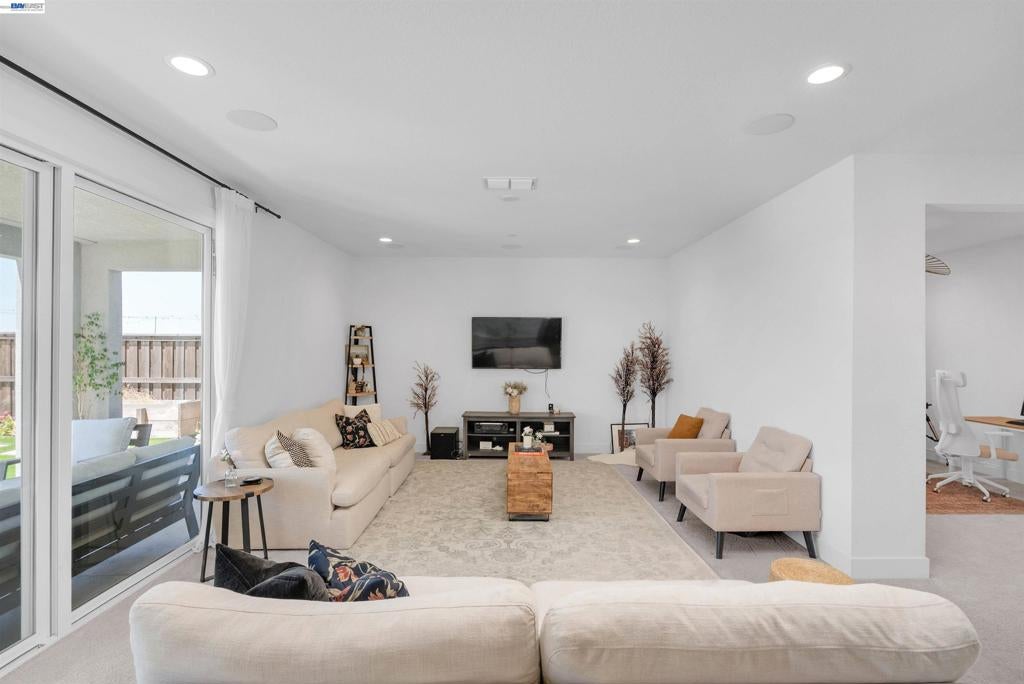 3098 Mulholland Dr
