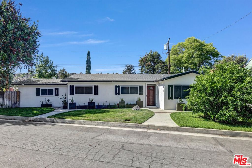 Photo of 1412 Lake Street, Glendale, CA 91201 (MLS # 26989259)