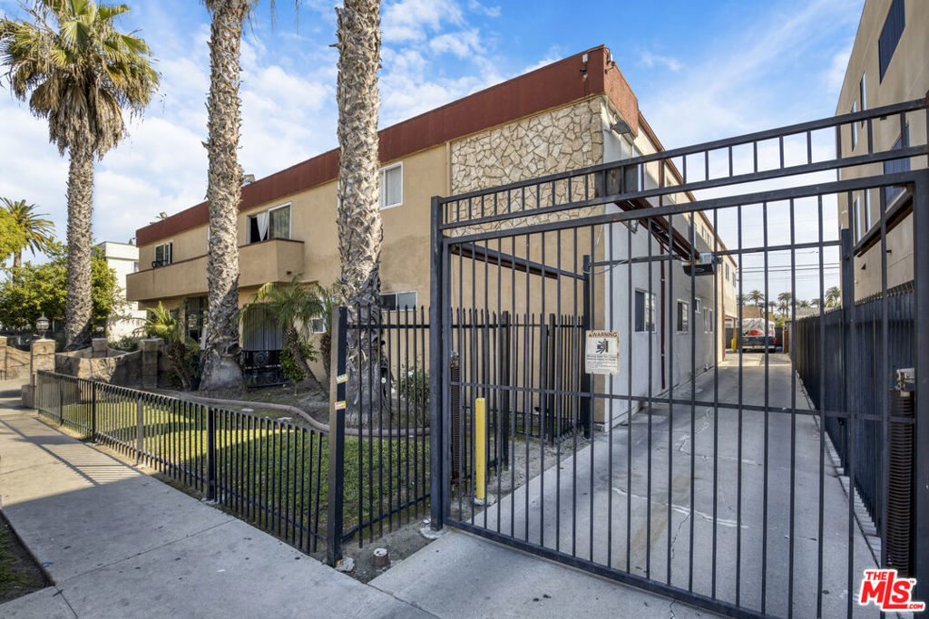 2718 S Cochran Avenue