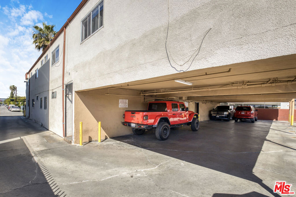 2718 S Cochran Avenue