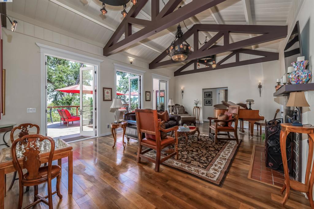 CASTLEWOOD - Residential