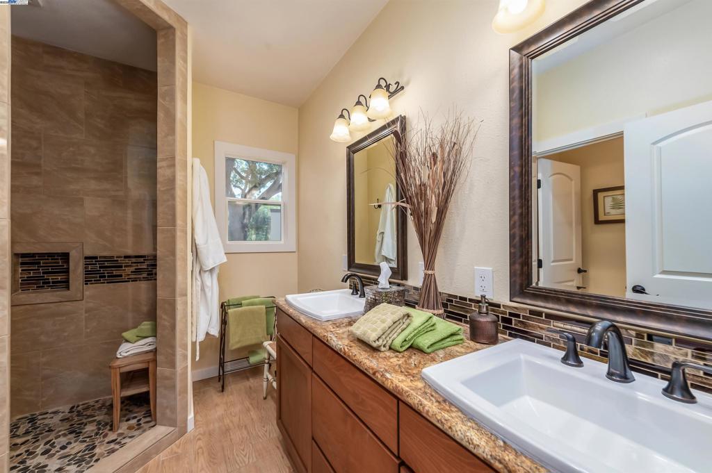 CASTLEWOOD - Residential