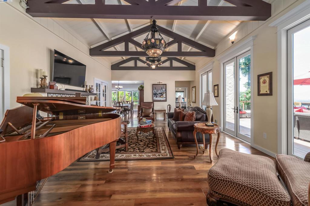 CASTLEWOOD - Residential