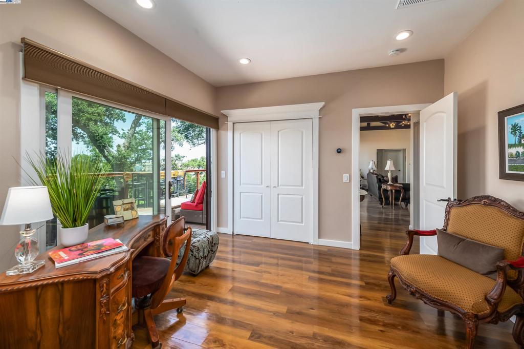 CASTLEWOOD - Residential