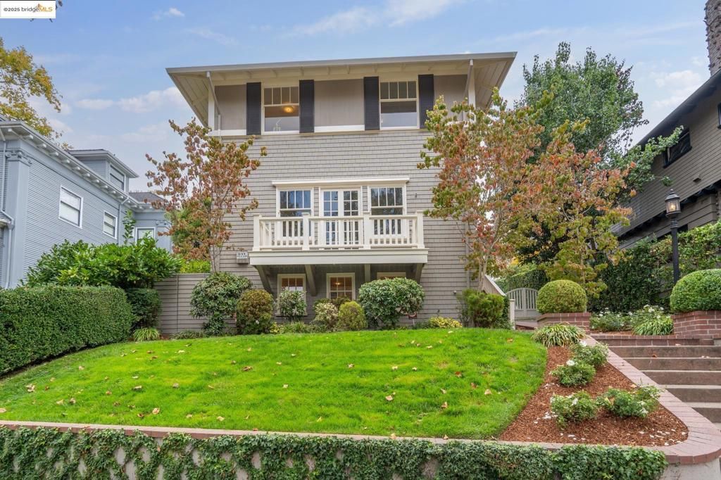 Photo of 108 Hillside Avenue Ave, Piedmont, CA 94611 (MLS # 41115427)