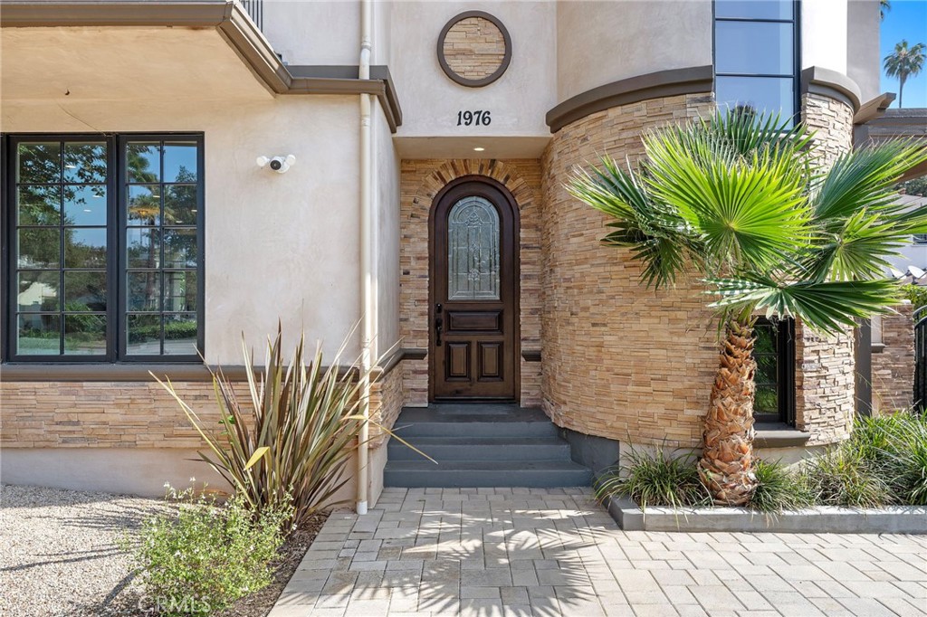 1976 Huntington Drive