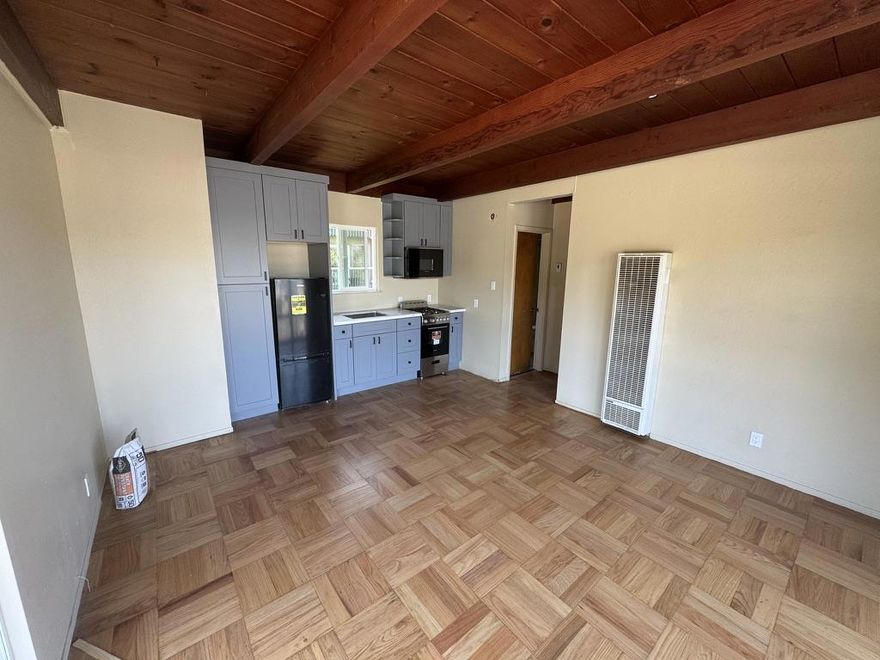 Freshly renovated apartment with new appliances. Conveniently located close the beach, cafes, and shops.