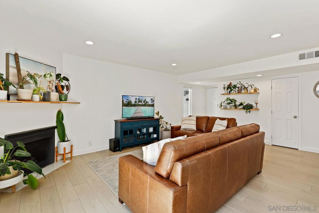 568 Carrie Cir