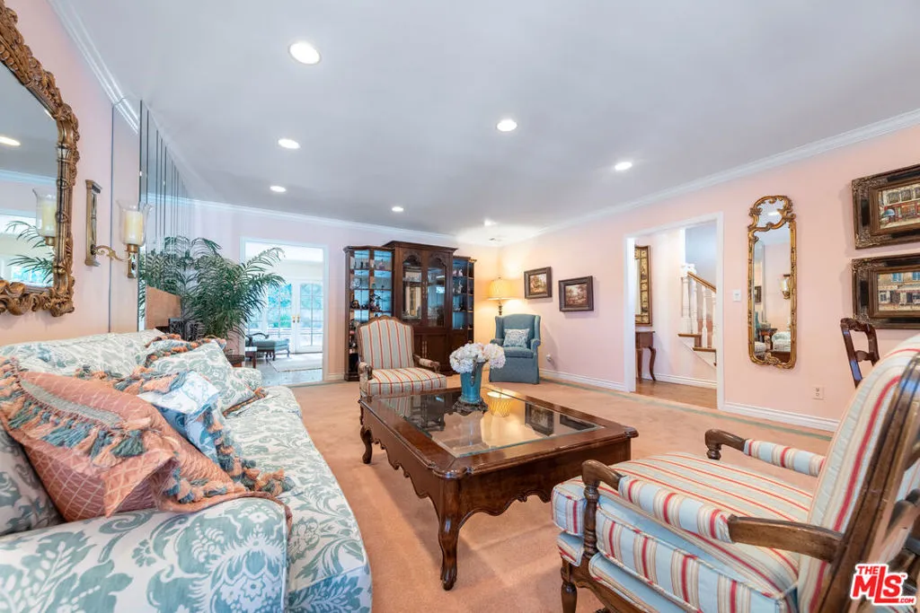 Sherman Oaks, California 91403, United States, 4 Bedrooms Bedrooms, ,3 BathroomsBathrooms,Residential,Active,239400