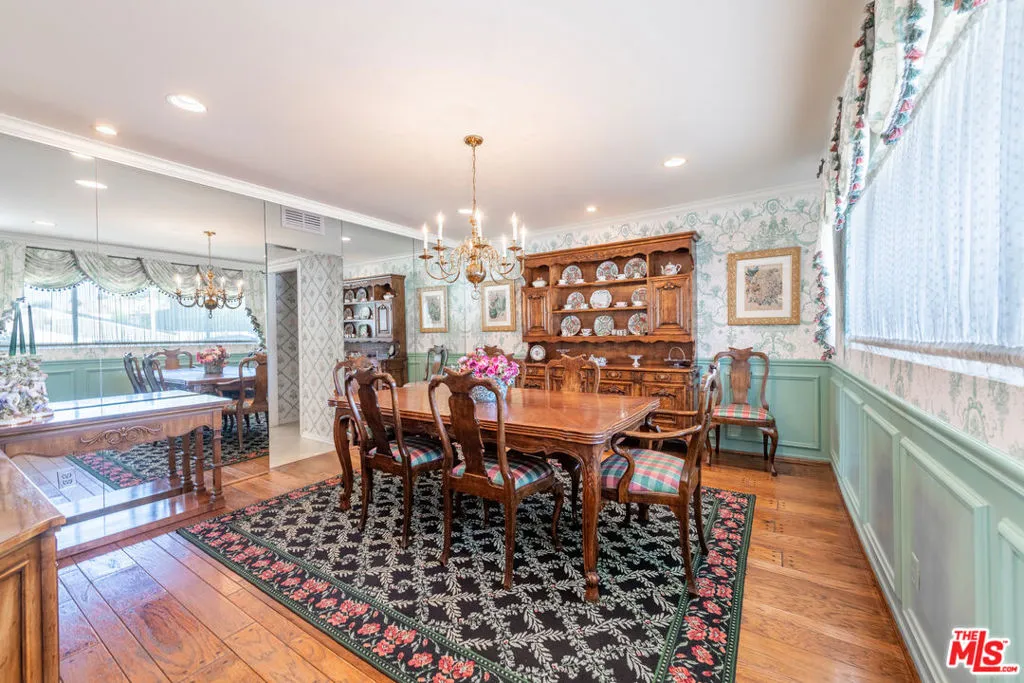 Sherman Oaks, California 91403, United States, 4 Bedrooms Bedrooms, ,3 BathroomsBathrooms,Residential,Active,239400