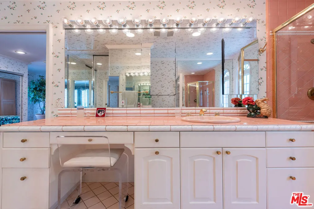 Sherman Oaks, California 91403, United States, 4 Bedrooms Bedrooms, ,3 BathroomsBathrooms,Residential,Active,239400