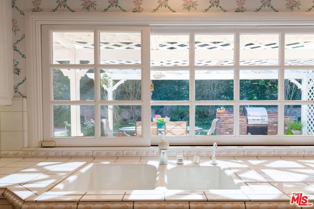 Sherman Oaks, California 91403, United States, 4 Bedrooms Bedrooms, ,3 BathroomsBathrooms,Residential,Active,239400