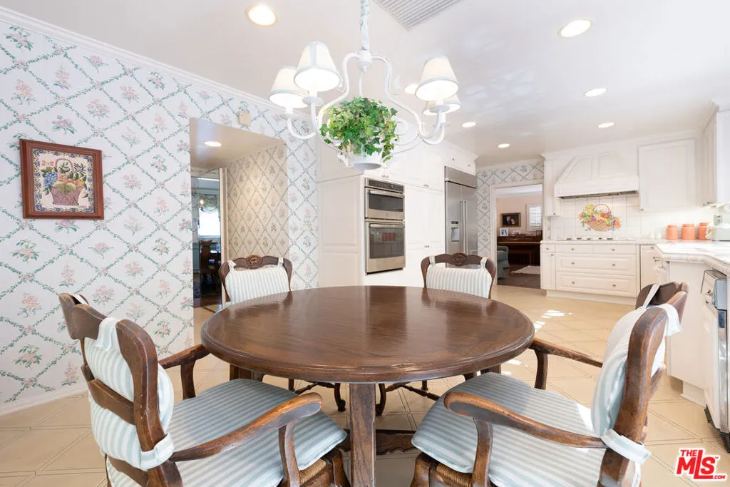 Sherman Oaks, California 91403, United States, 4 Bedrooms Bedrooms, ,3 BathroomsBathrooms,Residential,Active,239400