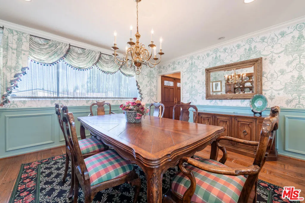 Sherman Oaks, California 91403, United States, 4 Bedrooms Bedrooms, ,3 BathroomsBathrooms,Residential,Active,239400