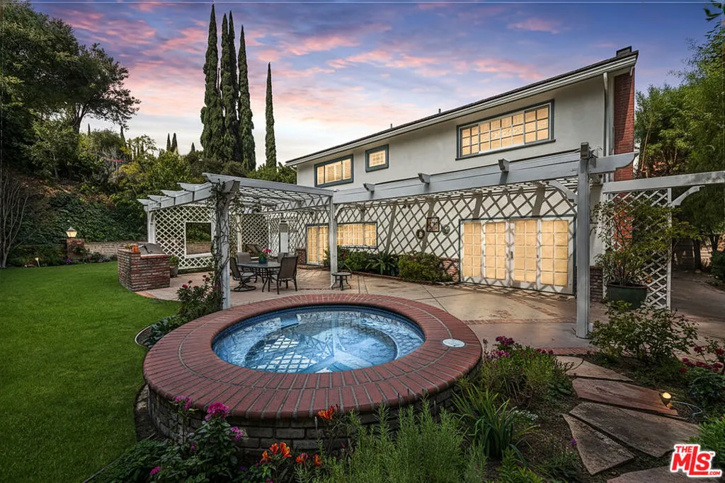 Sherman Oaks, California 91403, United States, 4 Bedrooms Bedrooms, ,3 BathroomsBathrooms,Residential,Active,239400