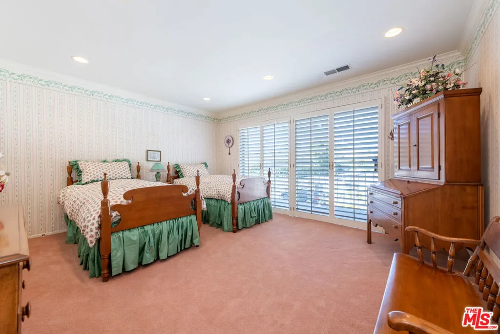 Sherman Oaks, California 91403, United States, 4 Bedrooms Bedrooms, ,3 BathroomsBathrooms,Residential,Active,239400