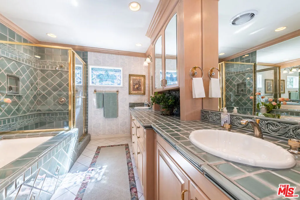 Sherman Oaks, California 91403, United States, 4 Bedrooms Bedrooms, ,3 BathroomsBathrooms,Residential,Active,239400