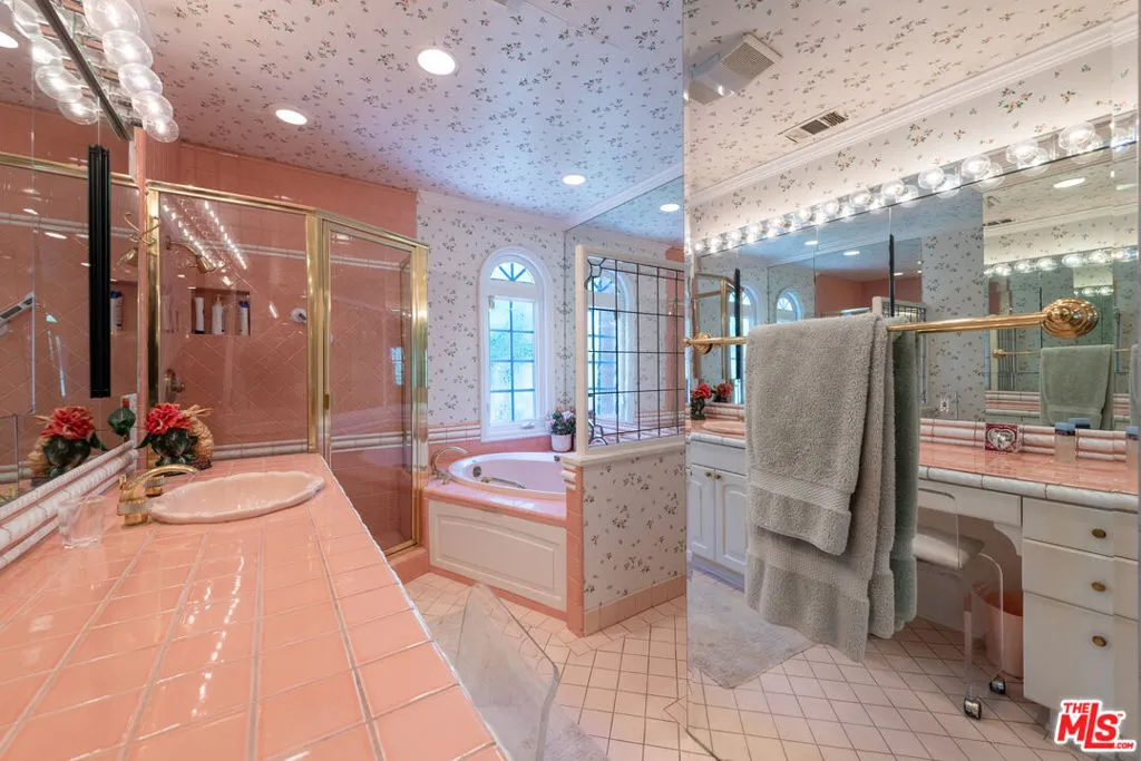 Sherman Oaks, California 91403, United States, 4 Bedrooms Bedrooms, ,3 BathroomsBathrooms,Residential,Active,239400