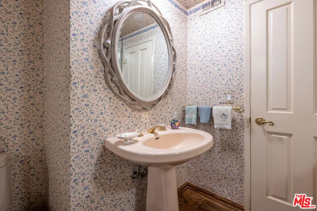 Sherman Oaks, California 91403, United States, 4 Bedrooms Bedrooms, ,3 BathroomsBathrooms,Residential,Active,239400