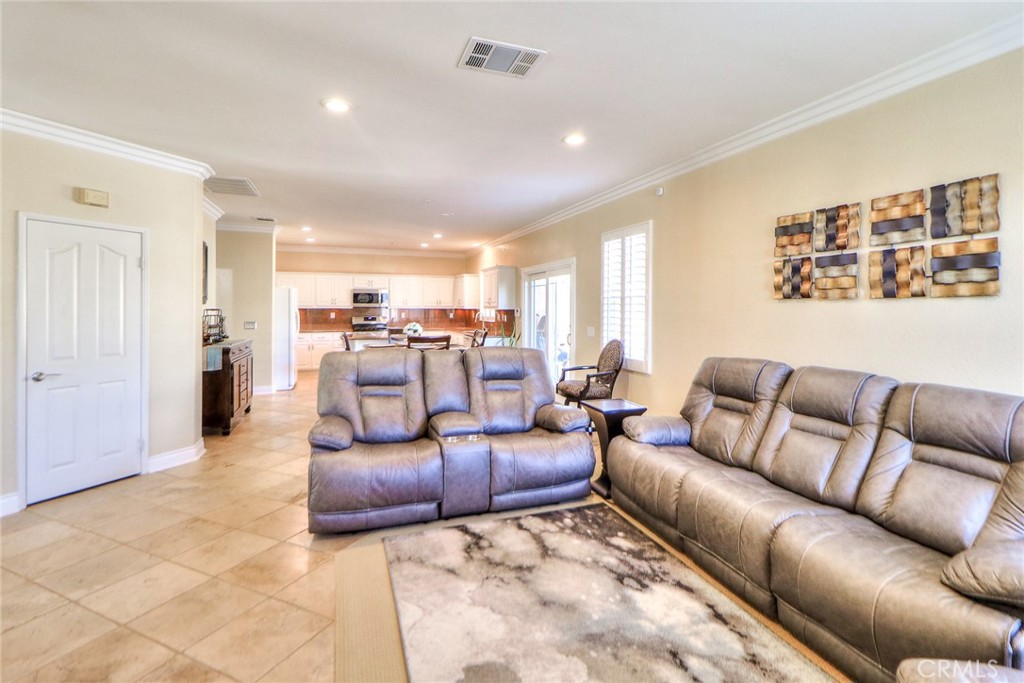 6099 La Costa