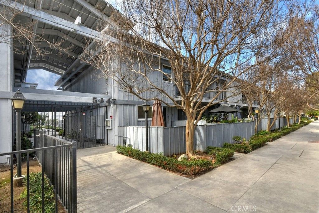 Photo of 5447 Zelzah Ave #110, Encino, CA 91316 (MLS # SR26024448)