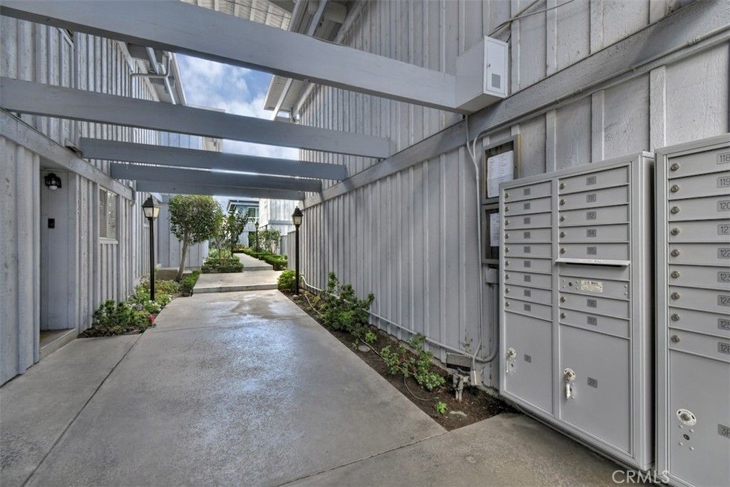 Photo of 5447 Zelzah Ave #110, Encino, CA 91316 (MLS # SR26024448)