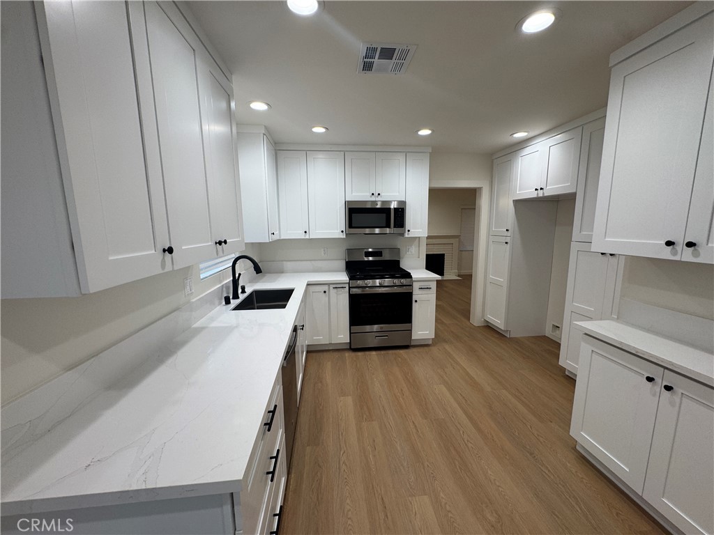 Properties 4 15234 Kingsbury Street